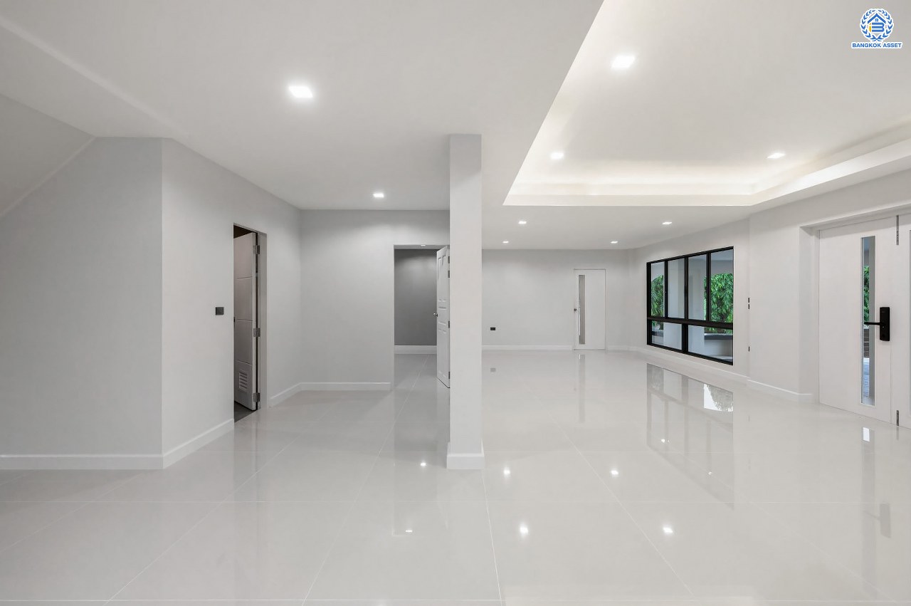 บ้านเดี่ยวฟิลคฤหาสน์มือสองตกแต่งใหม่ แบรนด์ LH ดีไซน์สุดหรูหรา โครงการ ลดาวัลย์ ปิ่นเกล้า เนื้อที่ 214 ตร.ว. บนพื้นที่ใช้สอยถึง 553.48 ตร.ม. ฟังก์ชันจัดเต็ม 4 ห้องนอน 5 ห้องน้ำ 1 ห้องอเนกประสงค์ 1 ห้องแม่บ้าน จอดรถได้ถึง 2 คัน ทำเลติดถนนบรมราชชนนี เชื่อมต่อหลายเส้นทาง ใกล้มหาวิทยาลัยมหิดล และเซ็นทรัลศาลายา